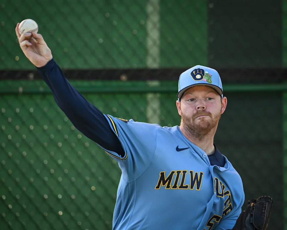 El lanzador de los Cerveceros de Milwaukee, Brandon Woodruff (53), lanza al bullpen durante el entrenamiento de primavera el sábado 14 de febrero de 2026 en American Family Fields en Phoenix, Arizona.