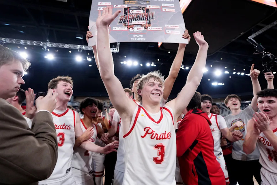 Denton Forsythe (3) de Dale celebra después del campeonato estatal de baloncesto masculino Clase 2A entre Dale y Fairland en el OG&E Coliseum, el sábado 14 de marzo de 2026, en Oklahoma City.