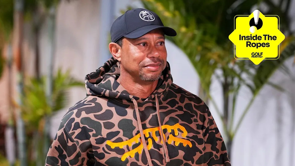     Tiger Woods se dirige a un partido de TGL con una sudadera con capucha Sun Day Red con una etiqueta Inside The Ropes en la esquina superior derecha. 