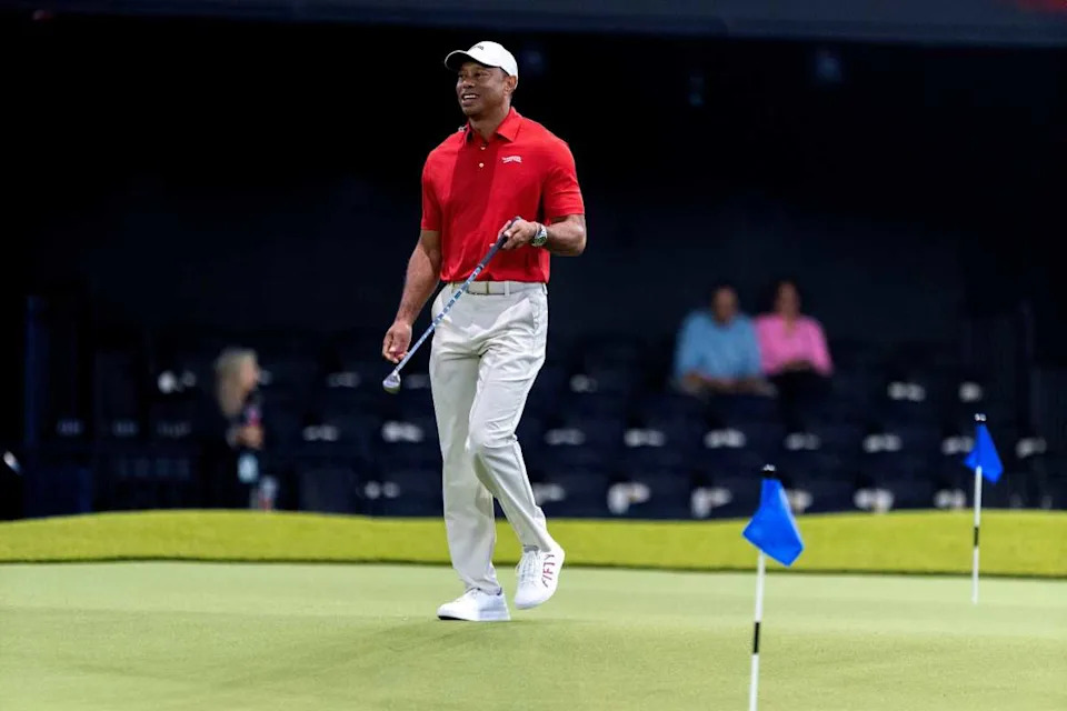 Tiger Woods de Jupiter Links camina por el green antes de su partido TGL contra el Club de Golf de Nueva York en el SoFi Center en Palm Beach Gardens, Florida.