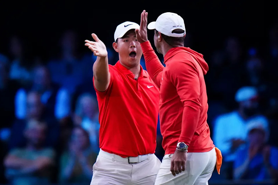PALM BEACH GARDENS, FLORIDA - 3 DE MARZO: Tom Kim de Jupiter Links GC choca los cinco con Tiger Woods después del sexto hoyo durante un partido contra el Bay Golf Club en SoFi Center el 3 de marzo de 2026 en Palm Beach Gardens, Florida. (Foto de Rich Storry/TGL/TGL Golf vía Getty Images)