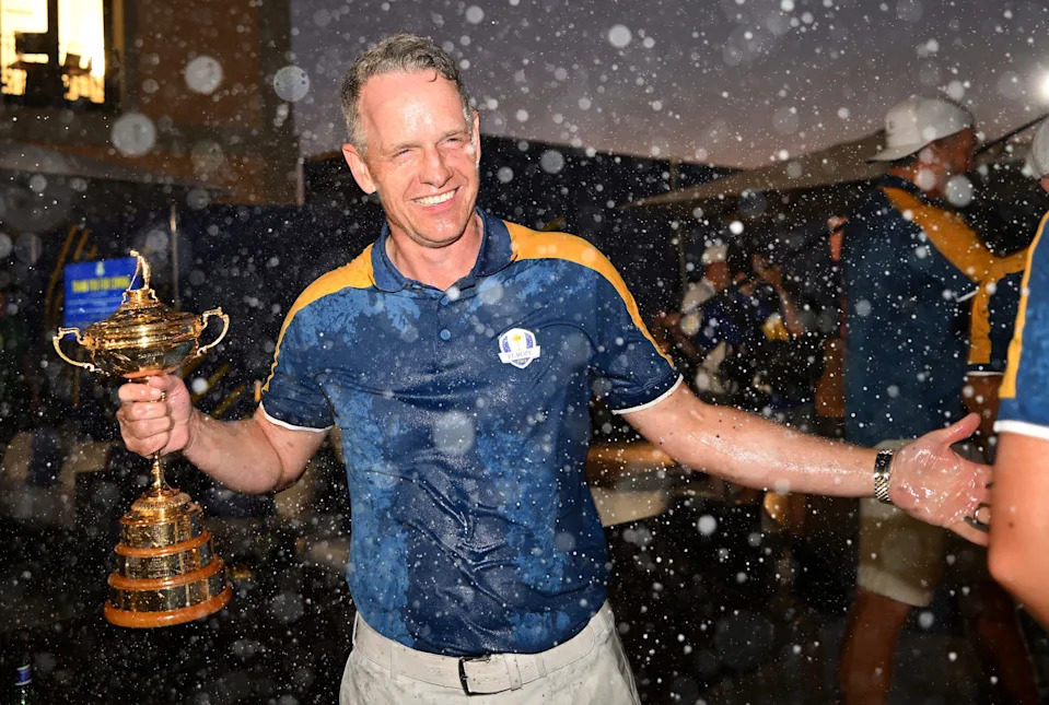 El capitán del equipo de Europa, Luke Donald, es rociado con champán durante las celebraciones posteriores a los singles de la Ryder Cup 2023 en el Marco Simone Golf Club el 1 de octubre de 2023 en Roma, Italia.