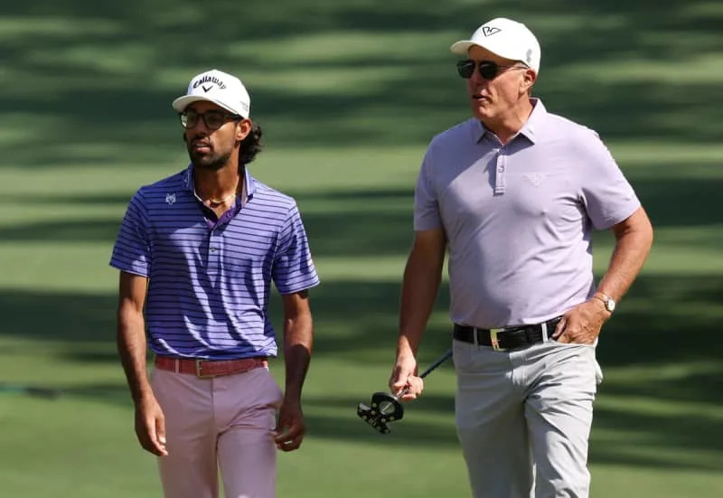 Golf - The Masters - Augusta National Golf Club, Augusta, Georgia, EE.UU. - 10 de abril de 2024 Phil Mickelson de los Estados Unidos y Akshay Bhatia de los Estados Unidos practican en el hoyo 10 REUTERS/Mike Segar