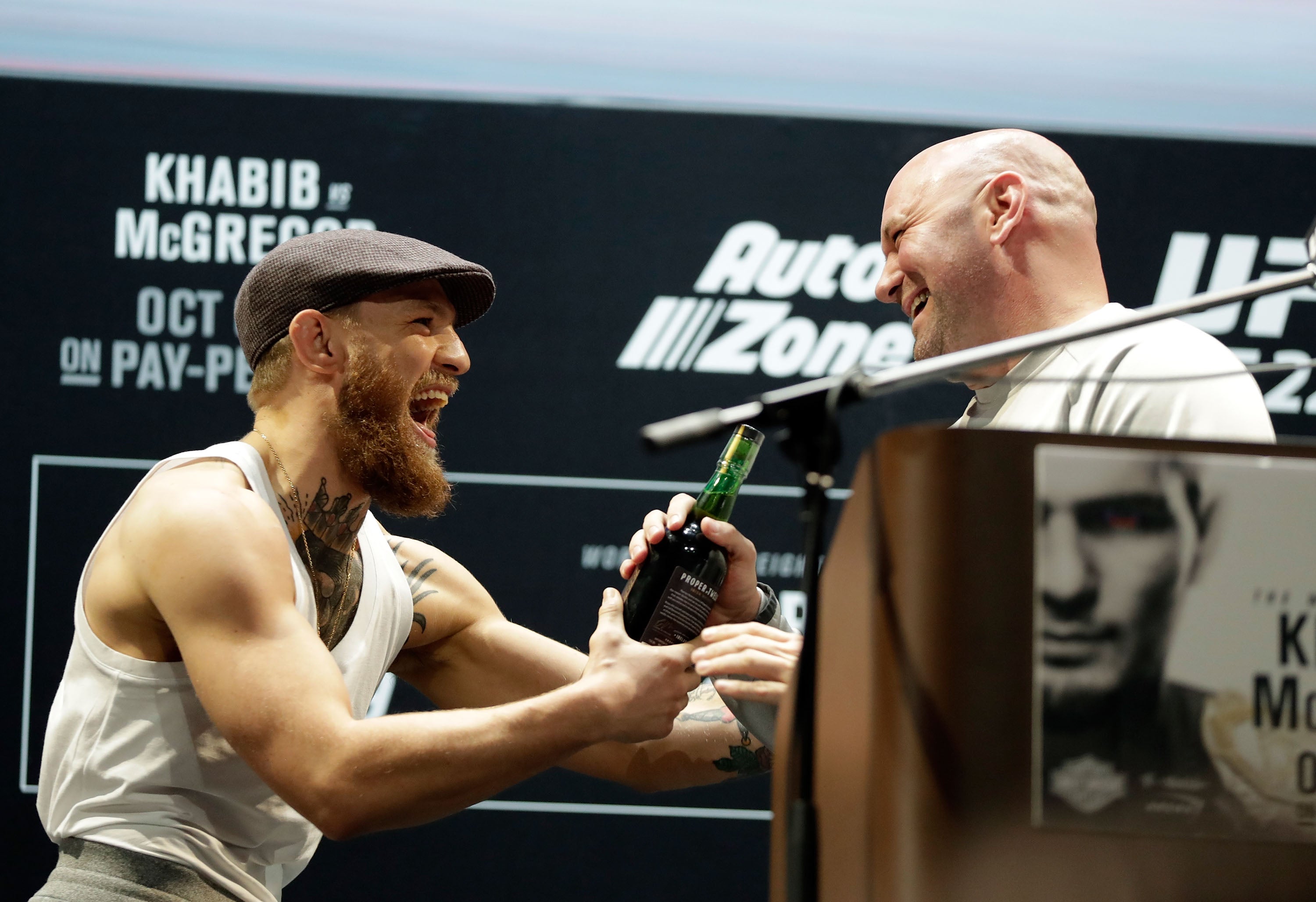 Conor McGregor (izquierda) con Dana White en 2018