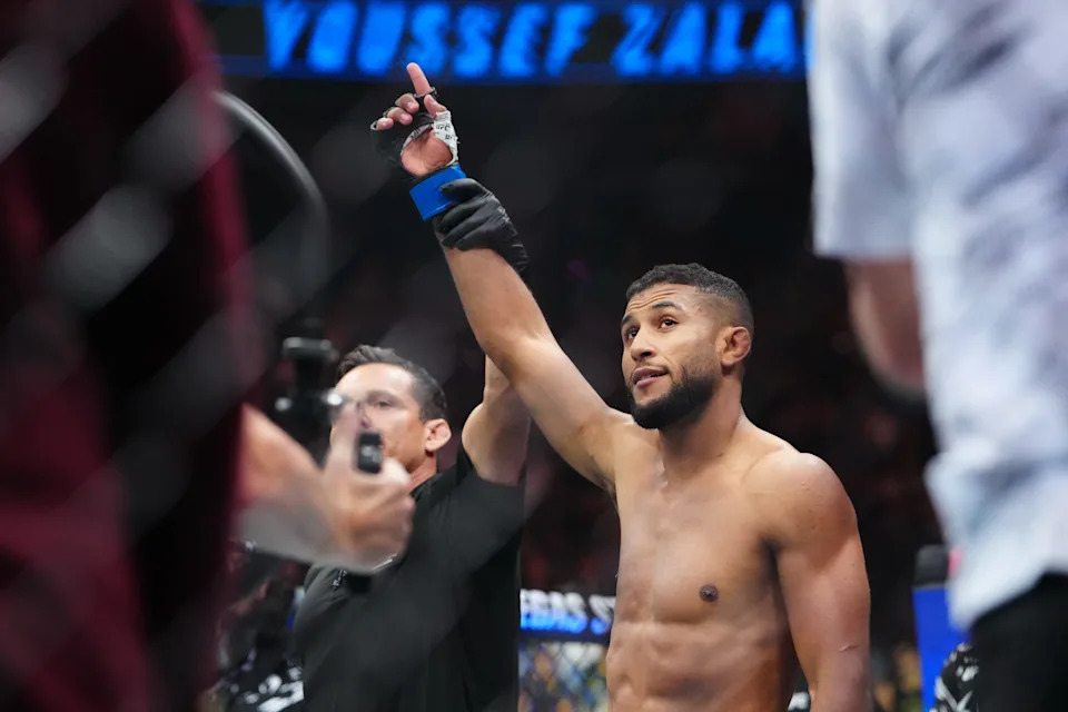 4 de octubre de 2025; Las Vegas, Nevada, Estados Unidos de América; Youssef Zalal (guantes azules) reacciona después de su pelea con Josh Emmett (guantes rojos) durante UFC 320 en T-Mobile Arena. Crédito obligatorio: Stephen R. Sylvanie-Imagn Images