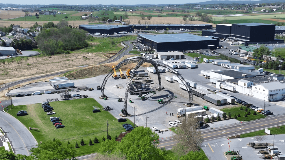 {p}Imágenes tomadas con drones de la estructura de 90 pies de altura que está construyendo TAIT, con sede en Lititz, el 21 de abril de 2026 en la cuadra 500 de Furnace Hills Pike en el condado de Lancaster. El supervisor del municipio confirmó que la estructura es parte del lugar donde se celebrará el evento UFC Freedom 250 en la Casa Blanca en junio. (WHP){/p}