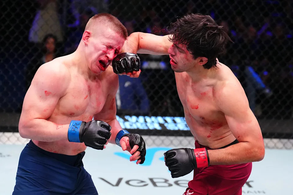 LAS VEGAS, NEVADA – 7 DE OCTUBRE: Adrian Luna Martinetti de Ecuador golpea al peso pesado Mark Vologdin de Rusia durante la novena semana de DWCS 85 en UFC APEX el 7 de octubre de 2025 en Las Vegas, Nevada. (Foto de Chris Unger/Zuffa LLC)