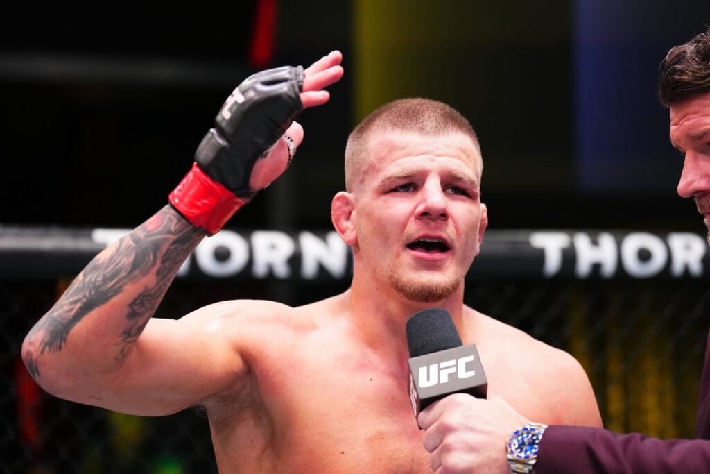 Grant Dawson en el micrófono después de su victoria sobre Rafa García en UFC Fight Night