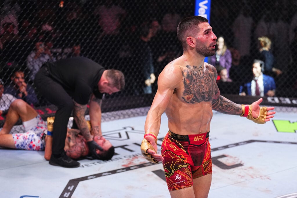 Ilia Topuria celebra tras derrotar a Max Holloway en UFC 308
