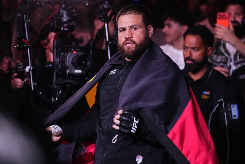 Tai Tuivasa llega a UFC 325 con una bandera en mano