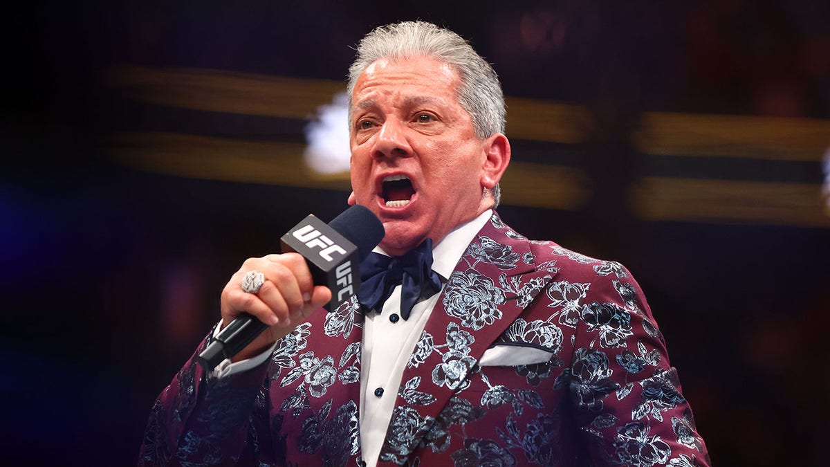 El locutor del ring de UFC Bruce Buffer se encuentra en el octágono del T-Mobile Arena.