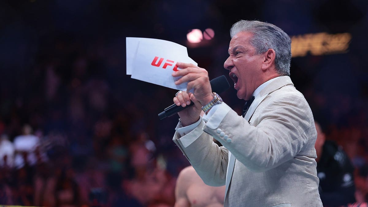 El locutor de UFC Bruce Buffer se encuentra en la arena del Kaseya Center.