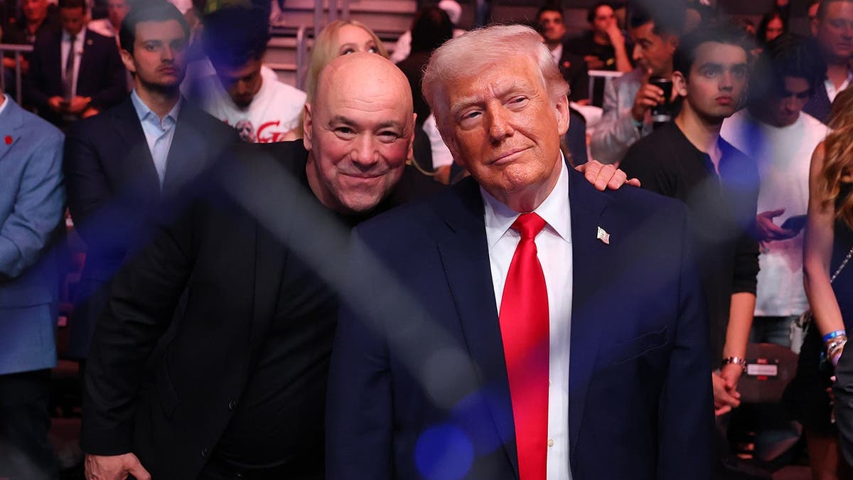 El presidente de Estados Unidos, Donald Trump, y el presidente de UFC, Dana White, asisten al evento UFC 327 en Miami.
