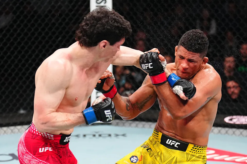 WINNIPEG, MANITOBA – 18 DE ABRIL: (LR) Mike Malott golpea al peso pesado brasileño Gilbert Burns durante el evento UFC Fight Night en el Canada Life Center el 18 de abril de 2026 en Winnipeg, Manitoba. (Foto de Chris Unger/Zuffa LLC)