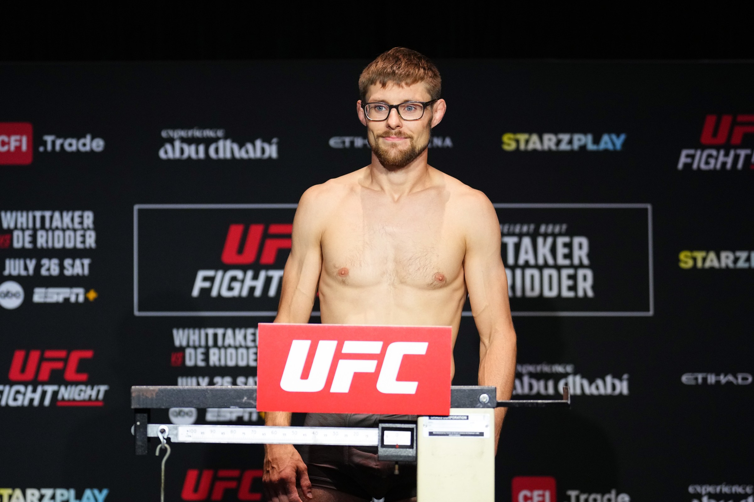 ABU DHABI, EMIRATOS ÁRABES UNIDOS - 25 DE JULIO: Bryce Mitchell posa en la balanza durante los pesajes oficiales de UFC Fight Night el 25 de julio de 2025 en Hilton Abu Dhabi Yas Island, Yas Island, Abu Dhabi, Emiratos Árabes Unidos. (Foto de Chris Unger/Zuffa LLC)