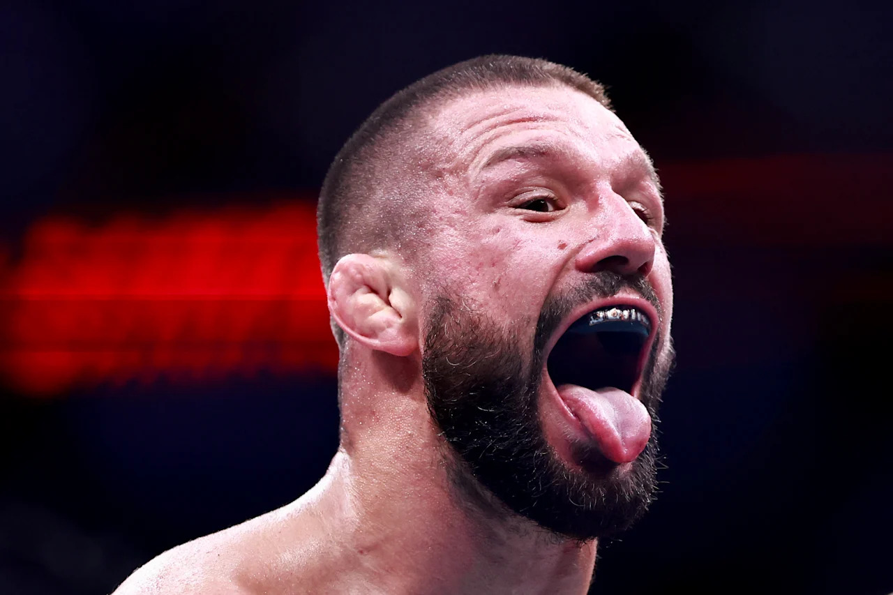 MIAMI, FLORIDA – 11 DE ABRIL: Mateusz Gamrot de Polonia celebra después de derrotar a Esteban Ribowicz de Argentina durante UFC 327 en Kaseya Center el 11 de abril de 2026 en Miami, Florida. (Foto de Carmen Mandato/Getty Images)