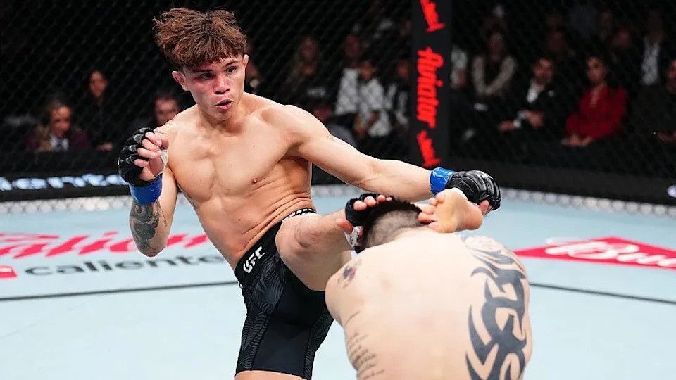 El solitario Kavanagh en acción contra Brandon Moreno