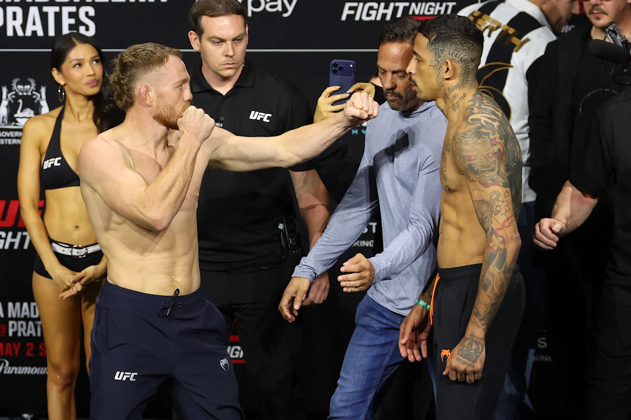 PERTH, AUSTRALIA – 1 DE MAYO: (De izquierda a derecha) Los rivales Jack Della Maddalena de Australia y Carlos Prates de Brasil se enfrentan durante los pesajes de UFC Fight Night en el RAC Arena el 1 de mayo de 2026 en Perth, Australia. (Foto de Ed Mulholland/Zuffa LLC)