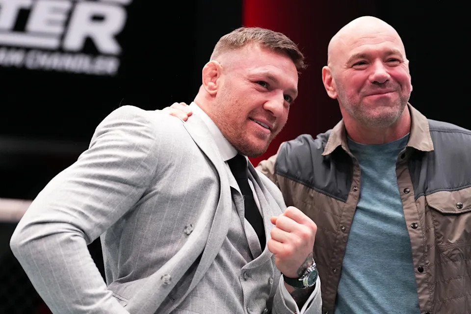 LAS VEGAS, NEVADA – 13 DE MARZO: (LR) Conor McGregor y el presidente de UFC, Dana White, posan para una fotografía durante la grabación de The Ultimate Fighter en UFC APEX el 13 de marzo de 2023 en Las Vegas, Nevada. (Foto de Chris Unger/Zuffa LLC vía Getty Images)
