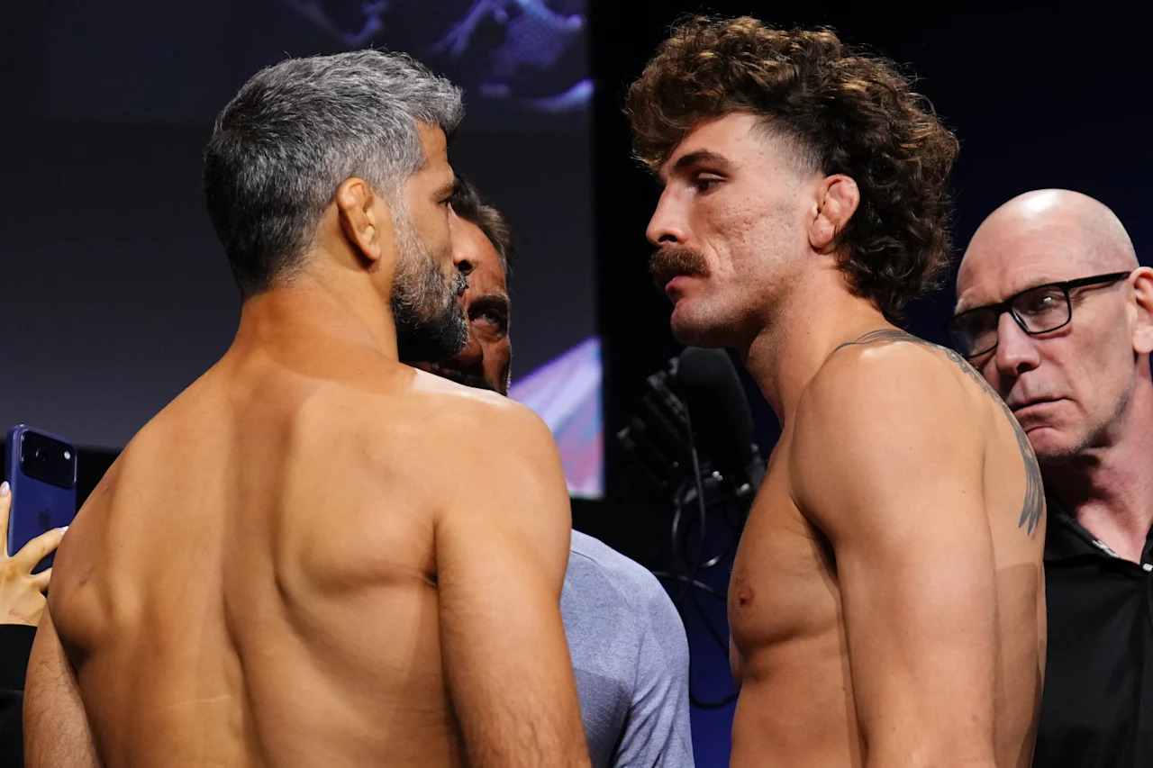 PERTH, AUSTRALIA – 1 DE MAYO: (LR) Beneil Dariush de Irán y Quillan Salkilld de Australia se enfrentan durante los pesajes de UFC Fight Night el 1 de mayo de 2026 en el RAC Arena en Perth, Australia. (Foto de Mike Roach/Zuffa LLC)