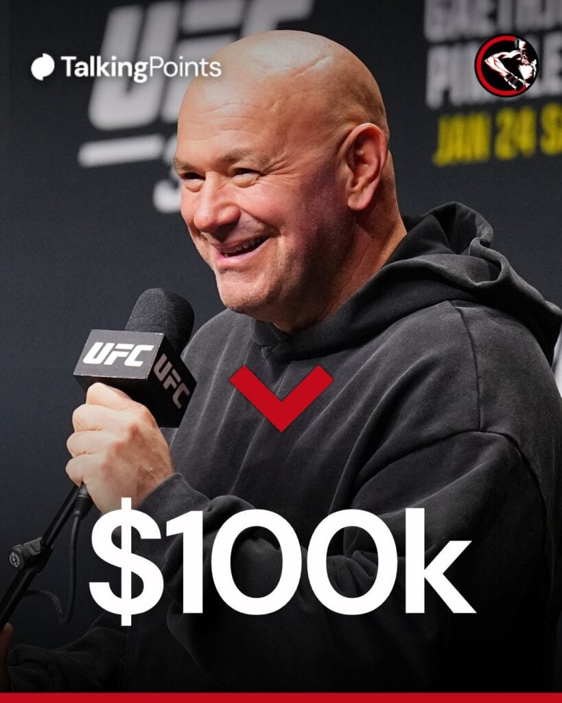 Dana White se ríe en el escenario de la conferencia de prensa de UFC 324