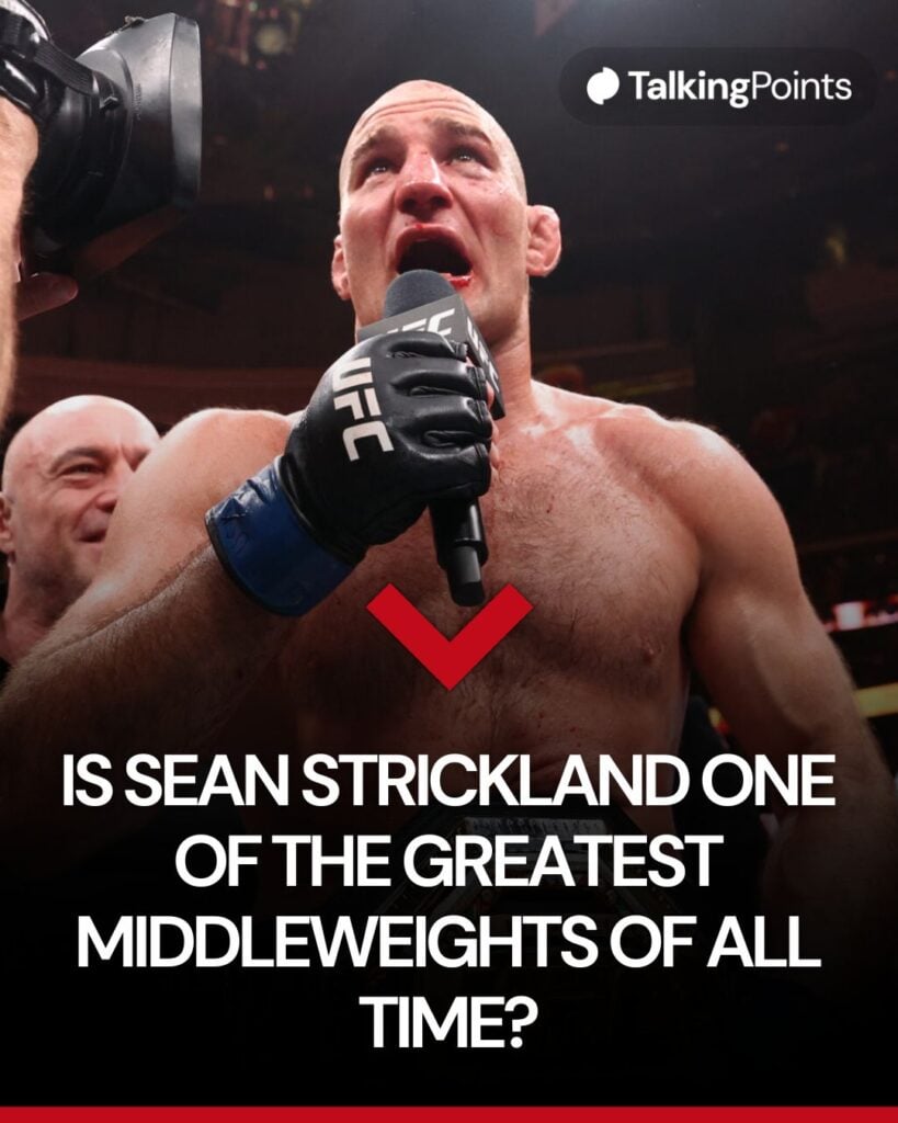 Sean Strickland habla por el micrófono de la jaula después de su victoria sobre Hamzat Chimaev en UFC 328