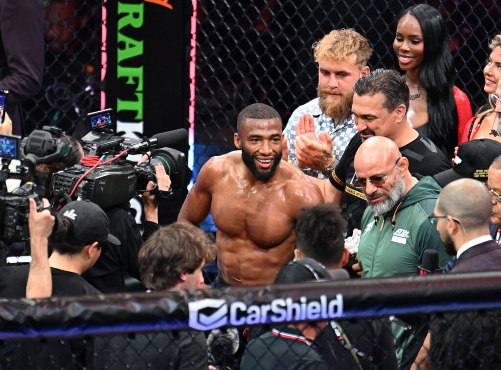 Salahdine Parnasse celebra tras su victoria sobre Kenny Cross en MVP MMA 1