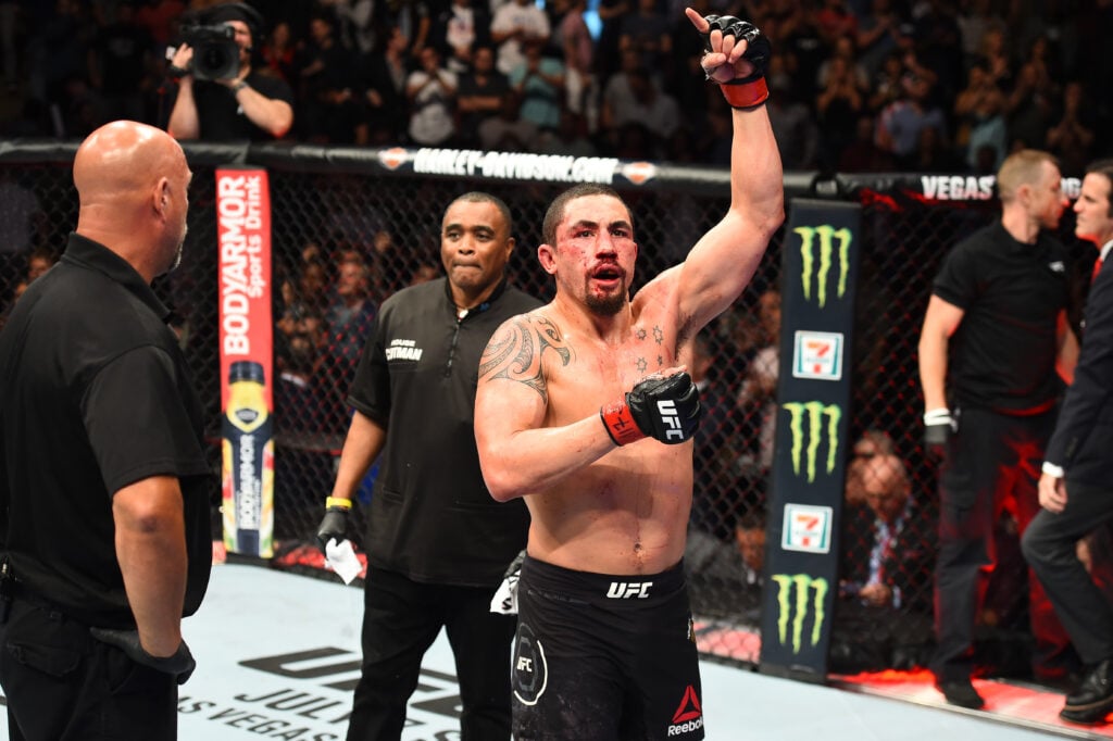 Robert Whittaker levanta la mano tras enfrentar a Yoel Romero en UFC 225
