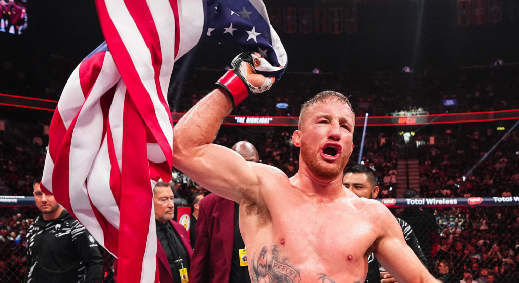 Justin Gaethje agita la pancarta adornada con estrellas después de ganar su pelea en UFC