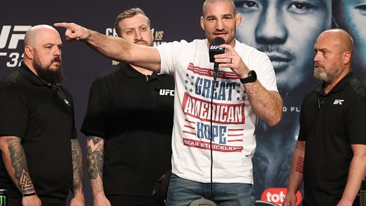 Sean Strickland sube al escenario en la conferencia de prensa de UFC 328 en Newark, Nueva Jersey