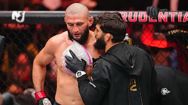 NEWARK, NUEVA JERSEY – 9 DE MAYO: Arman Tsarukyan maneja a Khamzat Chimayev entre asaltos de su pelea por el título de peso mediano de UFC durante UFC 328 en el Prudential Center el 9 de mayo de 2026 en Newark, Nueva Jersey. (Foto de Chris Unger/Zuffa LLC)
