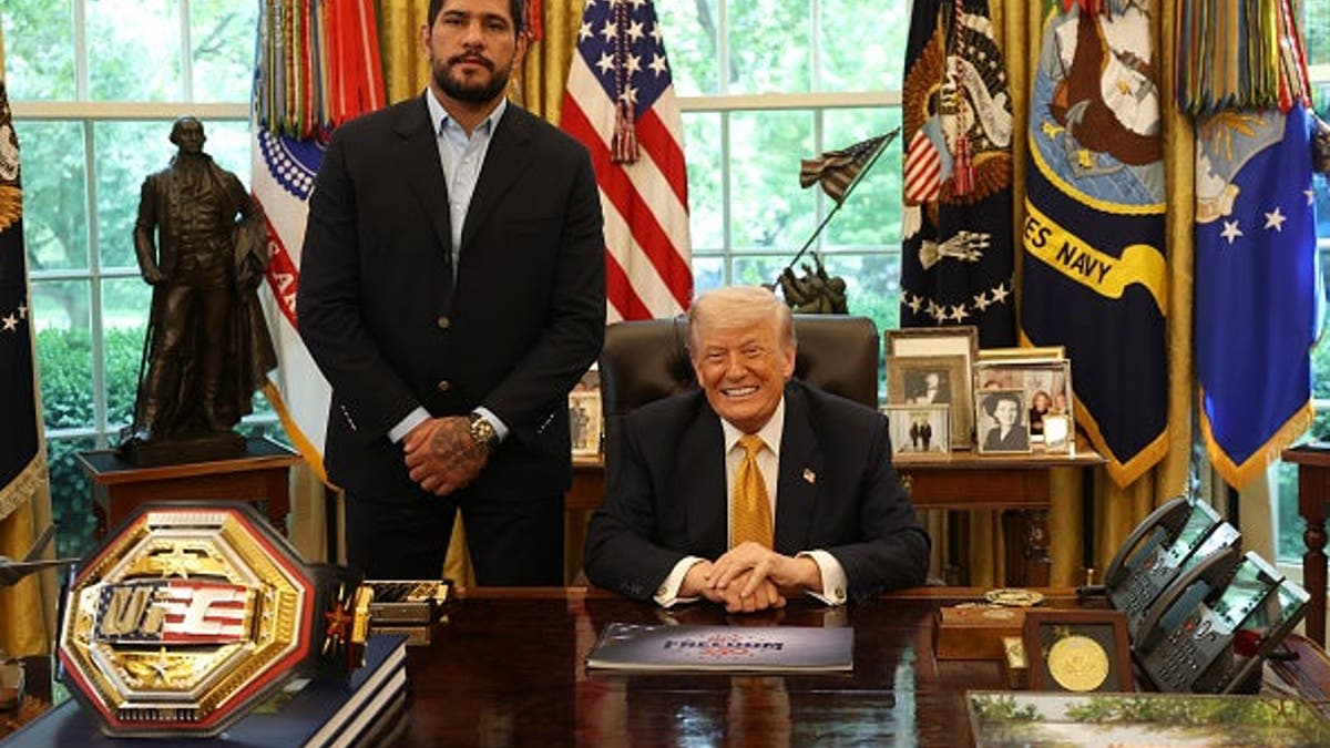 El presidente Donald Trump posa con el peso pesado de UFC Alex Pereira en la Oficina Oval