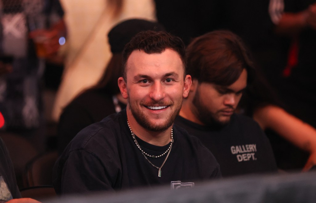 El ex jugador de fútbol Johnny Manziel entre la multitud para un combate de boxeo.