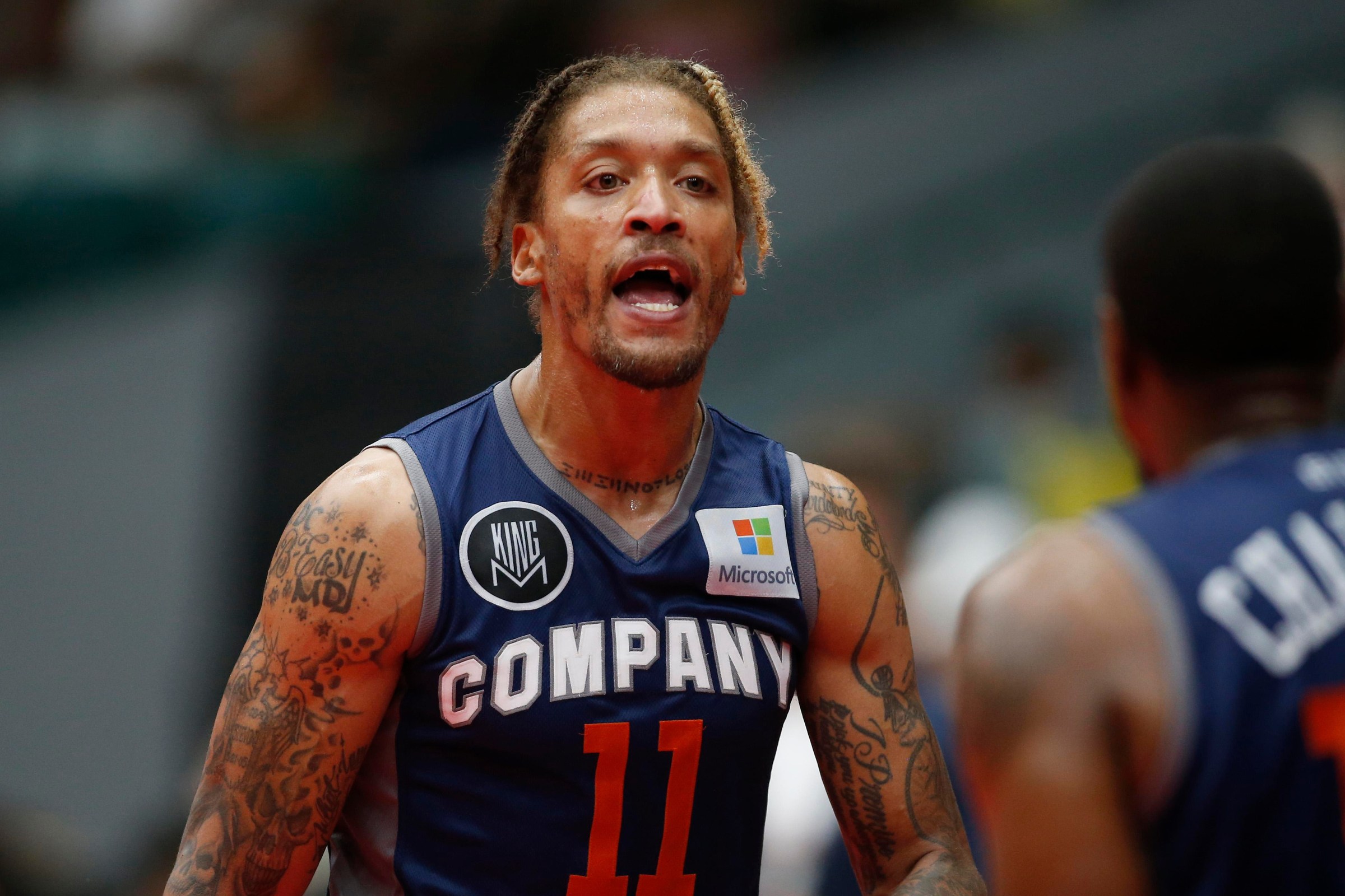 FRISCO, TEXAS – 23 DE JULIO: Michael Beasley # 11 habla con Mario Chalmers # 15 de la Compañía 3 contra los Ball Hogs durante la sexta semana de BIG3 en el Comerica Center el 23 de julio de 2022 en Frisco, Texas. (Foto de Tim Heitman/Getty Images)