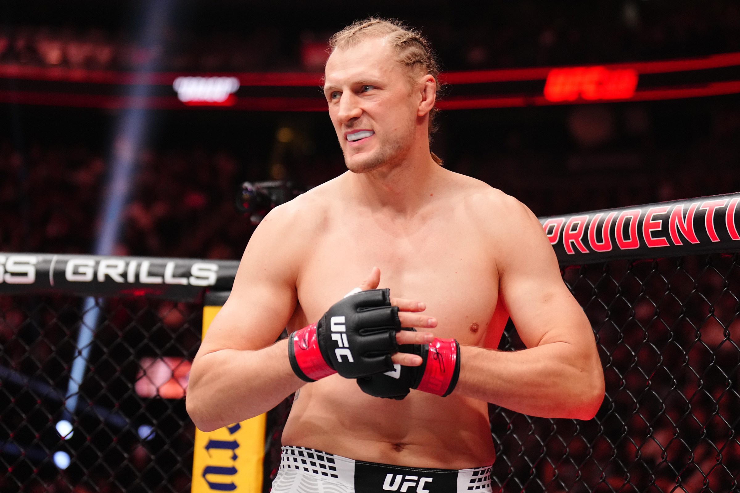 NEWARK, NUEVA JERSEY – 9 DE MAYO: Alexander Volkov de Rusia se prepara para enfrentar al campeón de peso pesado Waldo Cortés Acosta de la República Dominicana durante UFC 328 en el Prudential Center el 9 de mayo de 2026 en Newark, Nueva Jersey. (Foto de Chris Unger/Zuffa LLC)