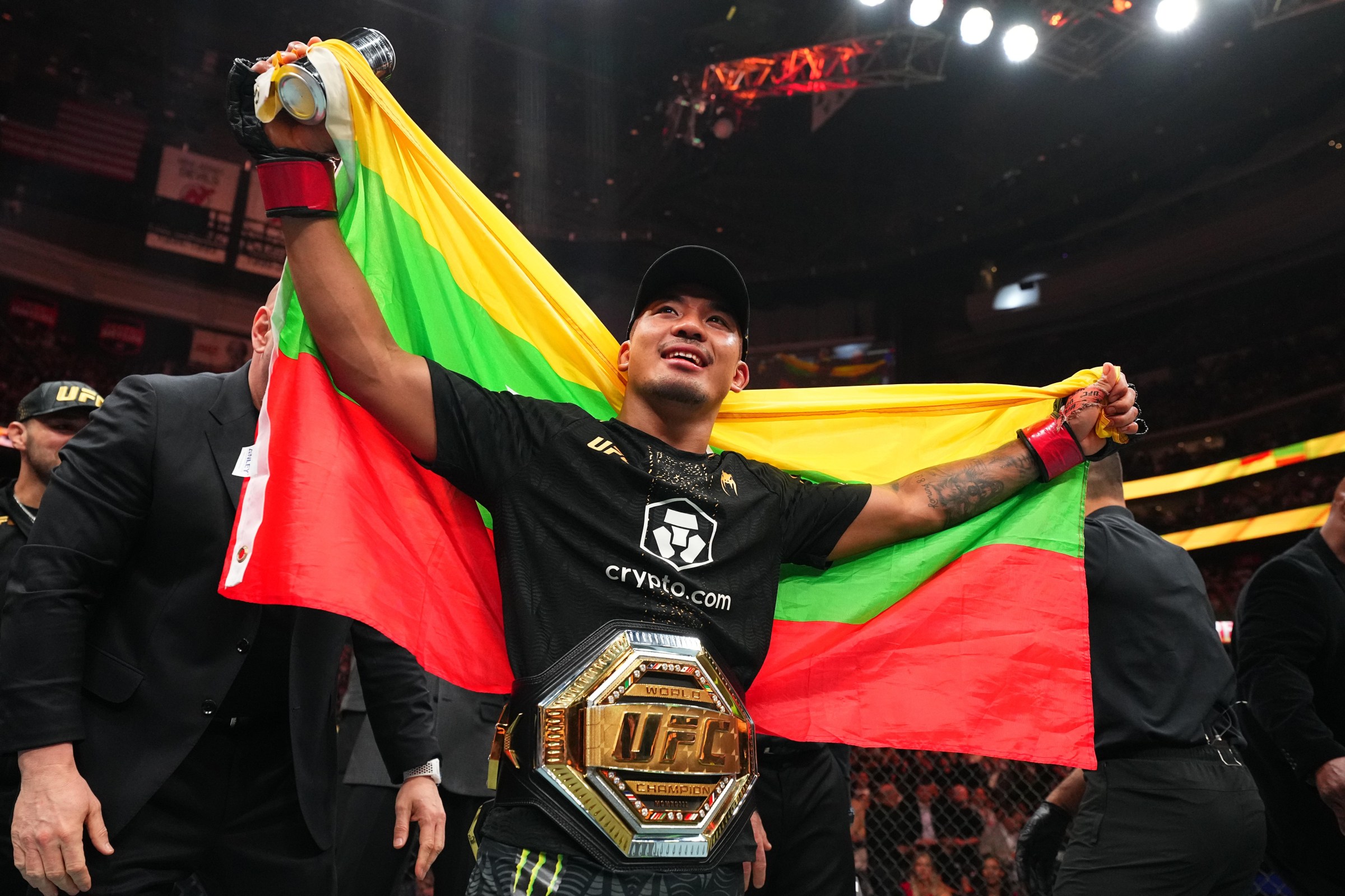 NEWARK, NUEVA JERSEY – 9 DE MAYO: Joshua Wan de Myanmar reacciona después de su victoria por nocaut técnico sobre Tatsuro Taira de Japón durante su pelea por el título de peso ligero de UFC durante UFC 328 en Prudential Center el 9 de mayo de 2026 en Newark, Nueva Jersey. (Foto de Chris Unger/Zuffa LLC)
