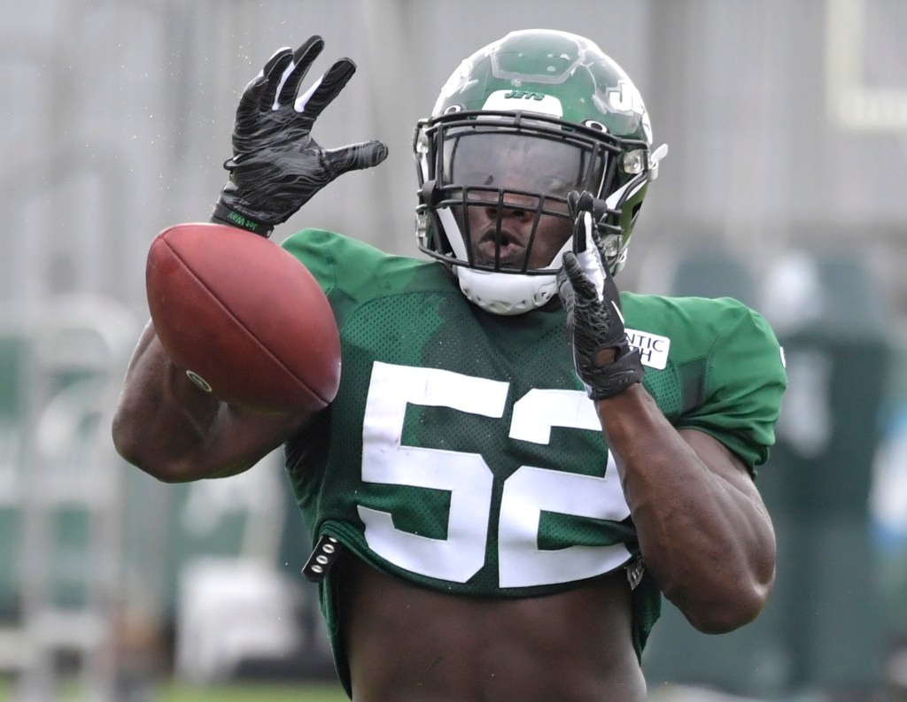 Anthony Wint, de los Jets, atrapa una pelota de fútbol durante la práctica.