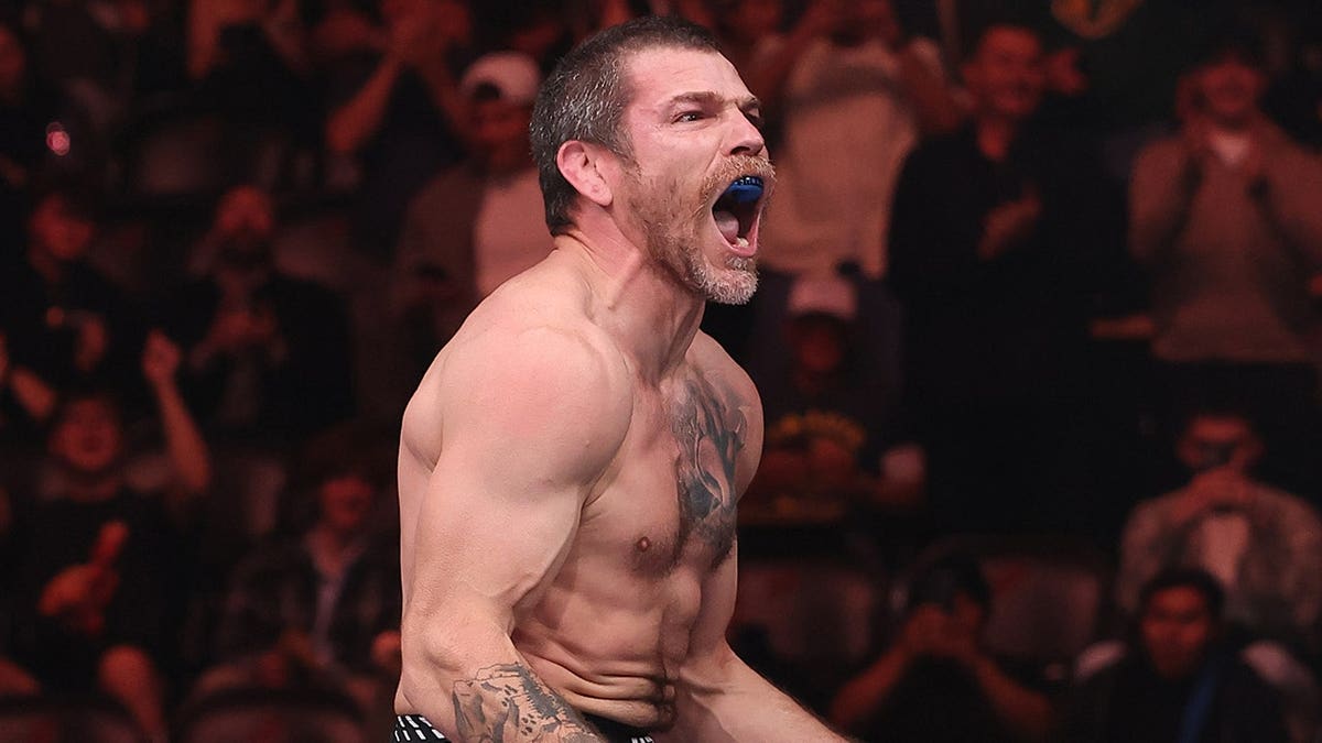 Jim Miller reacciona tras ganar la pelea de peso gallo en UFC 328 en Newark, Nueva Jersey.