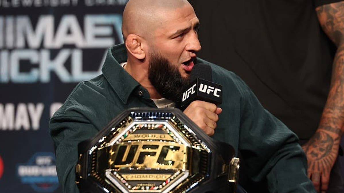 Khamzat Chimaev sube al escenario durante la conferencia de prensa de UFC 328 en Newark, Nueva Jersey