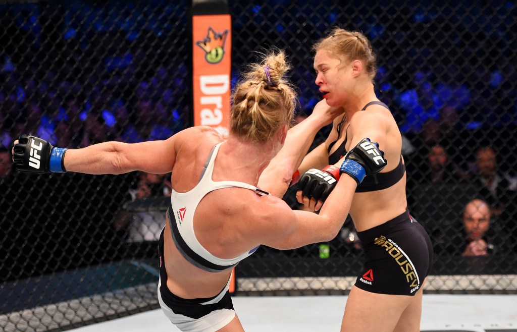 Holly Holm le dio una patada alta a la cara de Ronda Rousey durante el combate UFC 193.