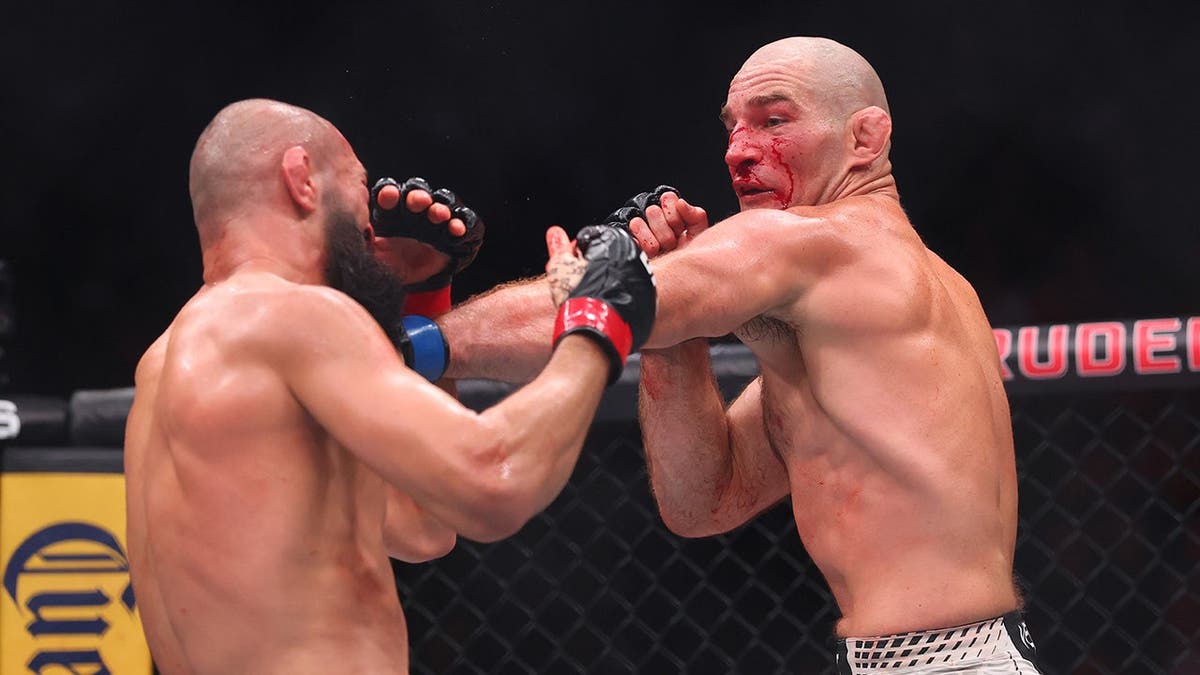 Sean Strickland golpeó a Khamzat Chimayev durante la pelea por el campeonato de peso mediano de UFC