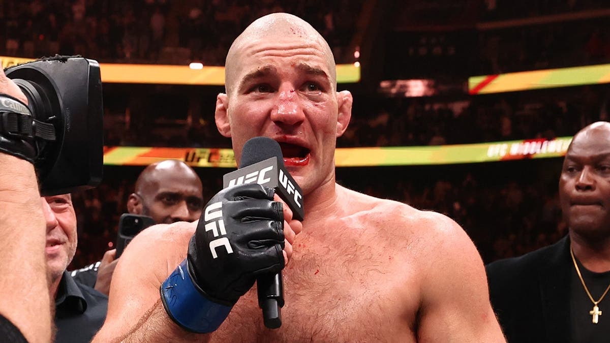 Sean Strickland reacciona tras su victoria por decisión dividida en UFC 328 en Newark, Nueva Jersey