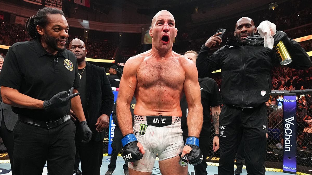 Sean Strickland reacciona tras su victoria por decisión dividida en UFC 328 en Newark, Nueva Jersey