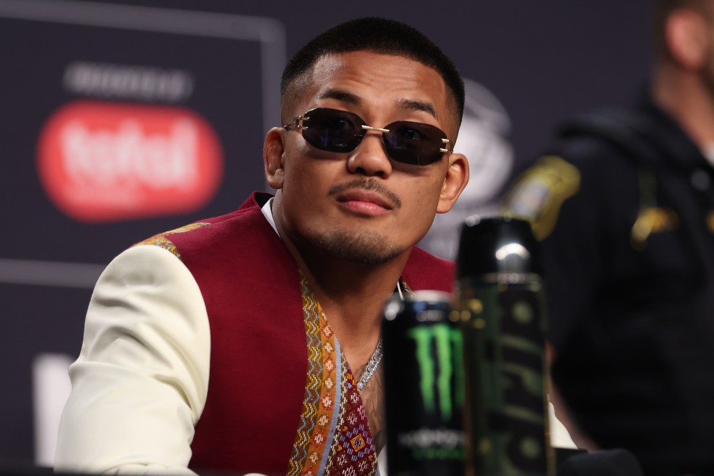 El luchador de UFC Roman Dolidze llevaba gafas de sol y un chaleco estampado.