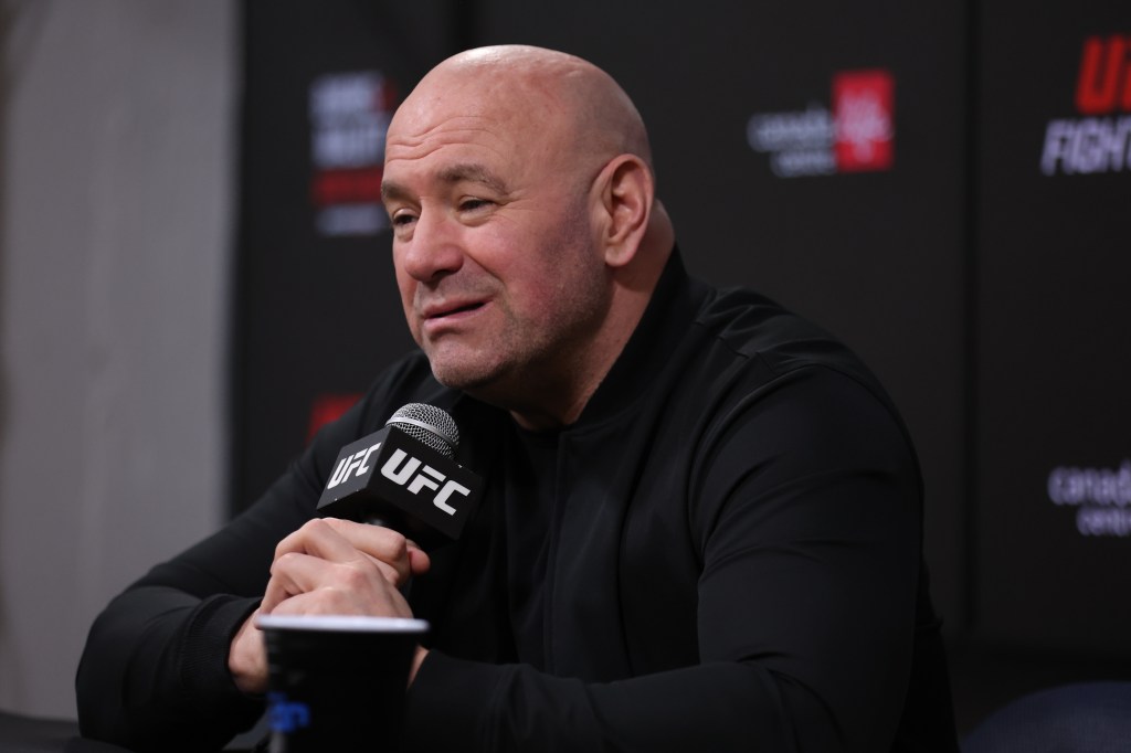 El CEO de UFC, Dana White, habla frente a un micrófono con el logo de UFC.