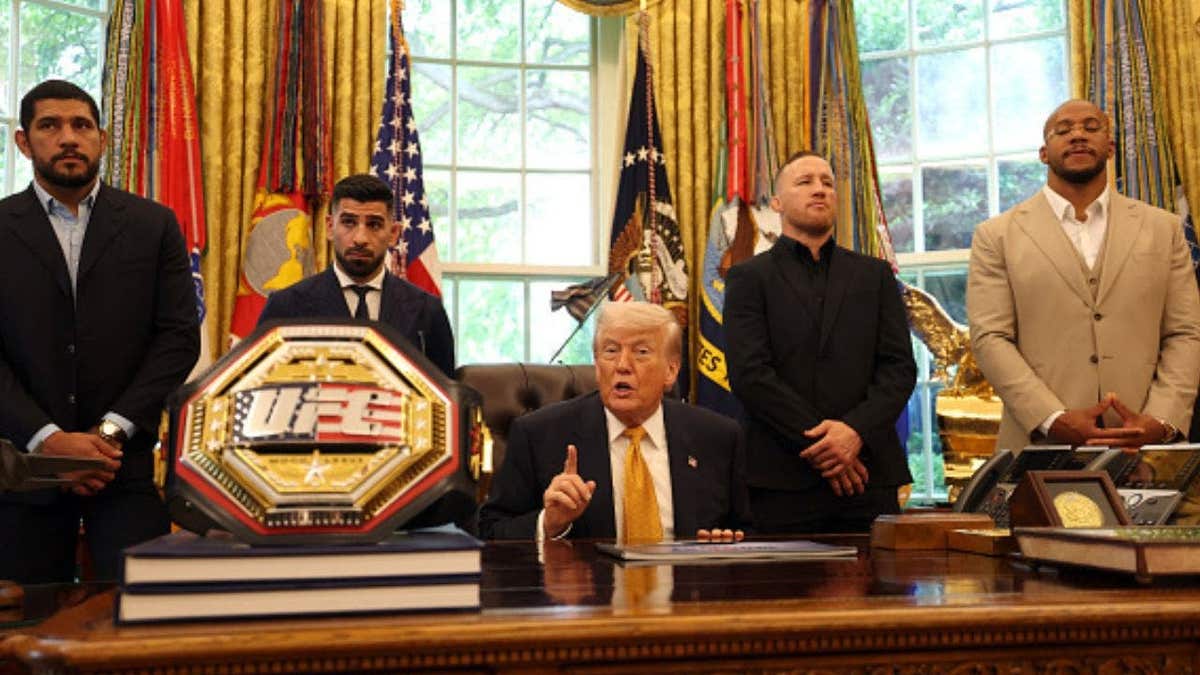 WASHINGTON, DC – 6 DE MAYO: El presidente Donald Trump habla con los periodistas en la Oficina Oval con los luchadores de UFC Freedom 250 Ilia Topuria, Alex Pereira, Justin Gaethje y Cyril Gane el 6 de mayo de 2026 en Washington, DC. (Foto de Scott Taetsch/Zuffa LLC)