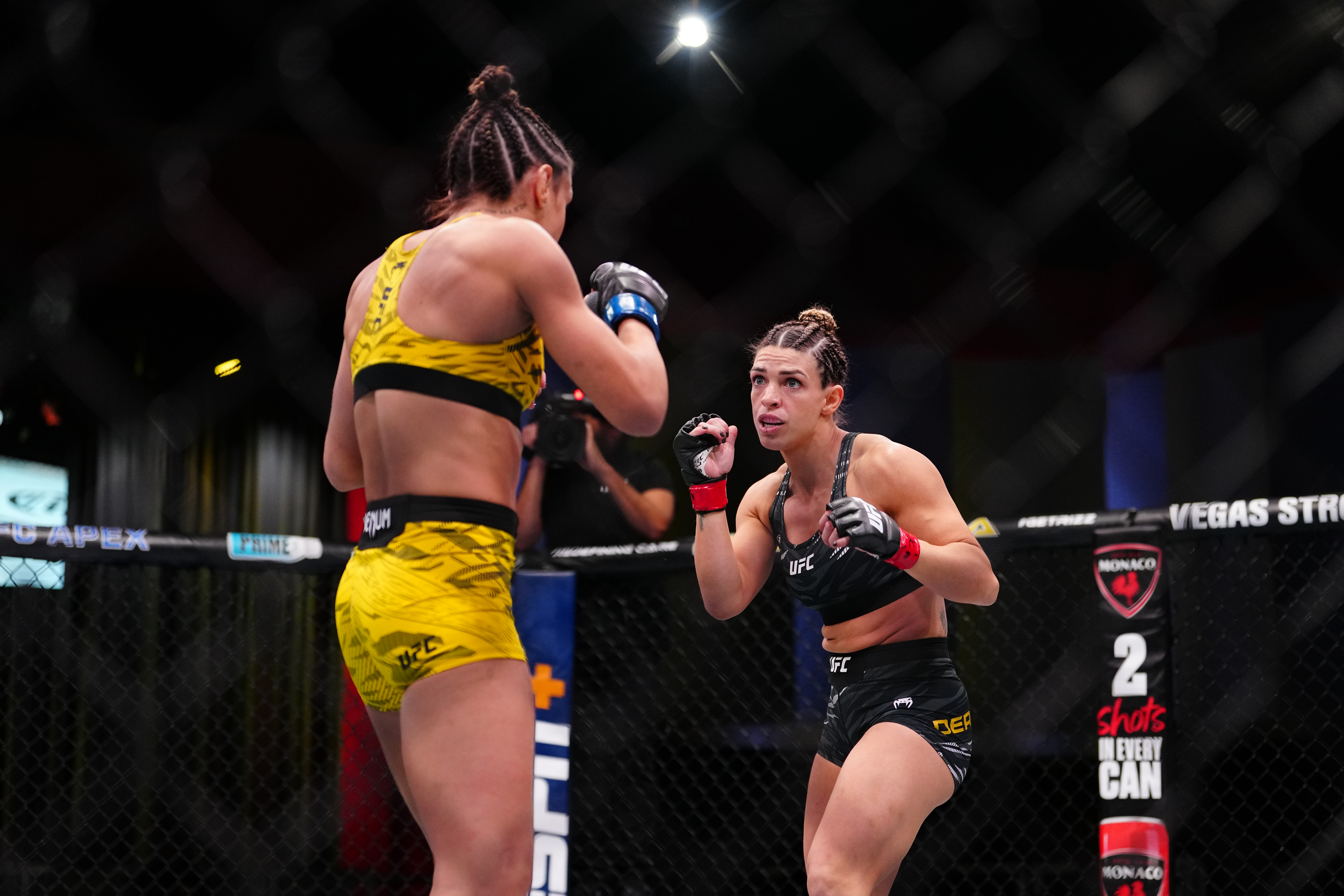Dos luchadoras de UFC están listas durante su partido en Las Vegas.
