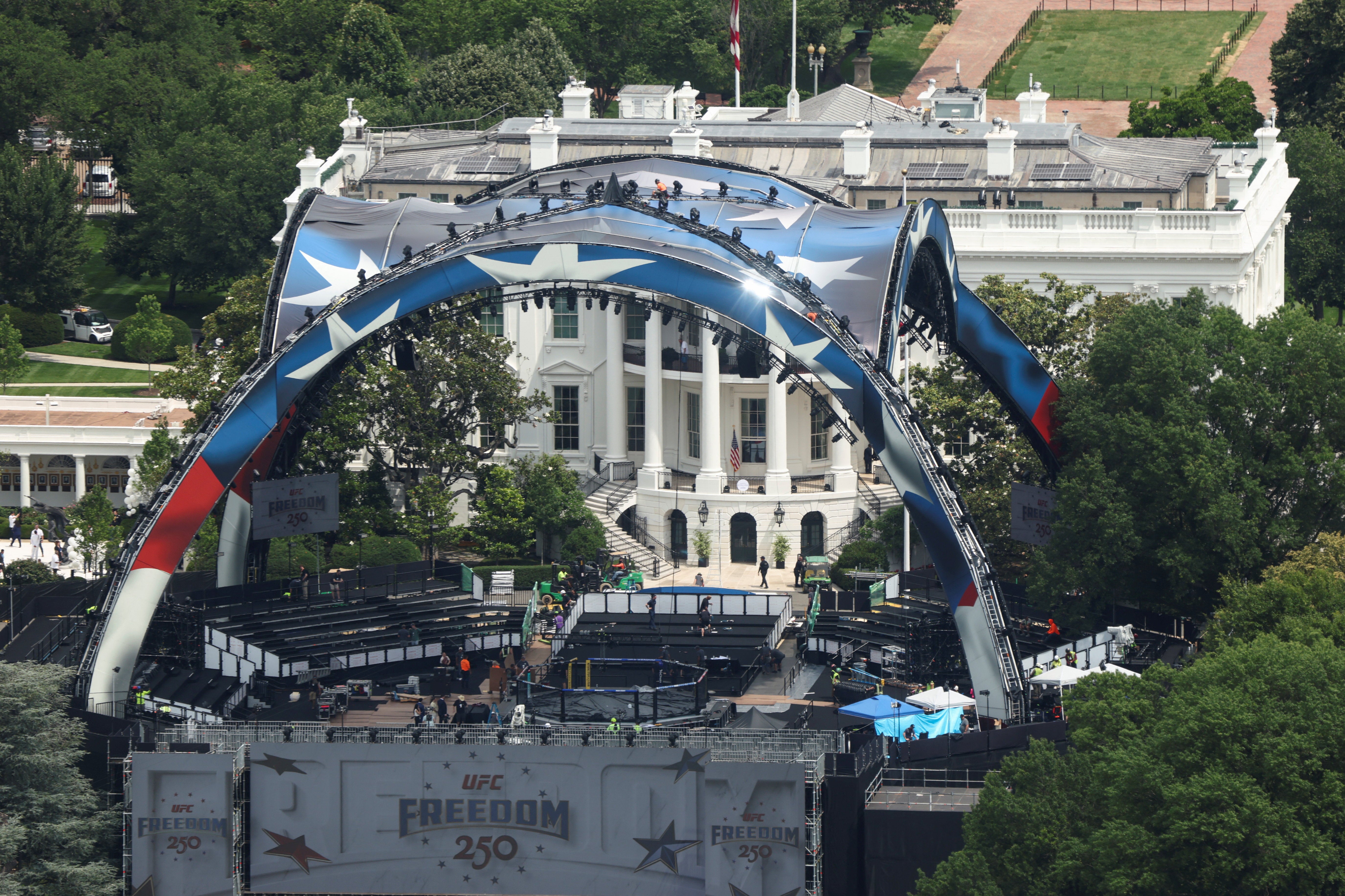 Continúa la construcción de la arena temporal para la cartelera de UFC Freedom 250 en la Casa Blanca