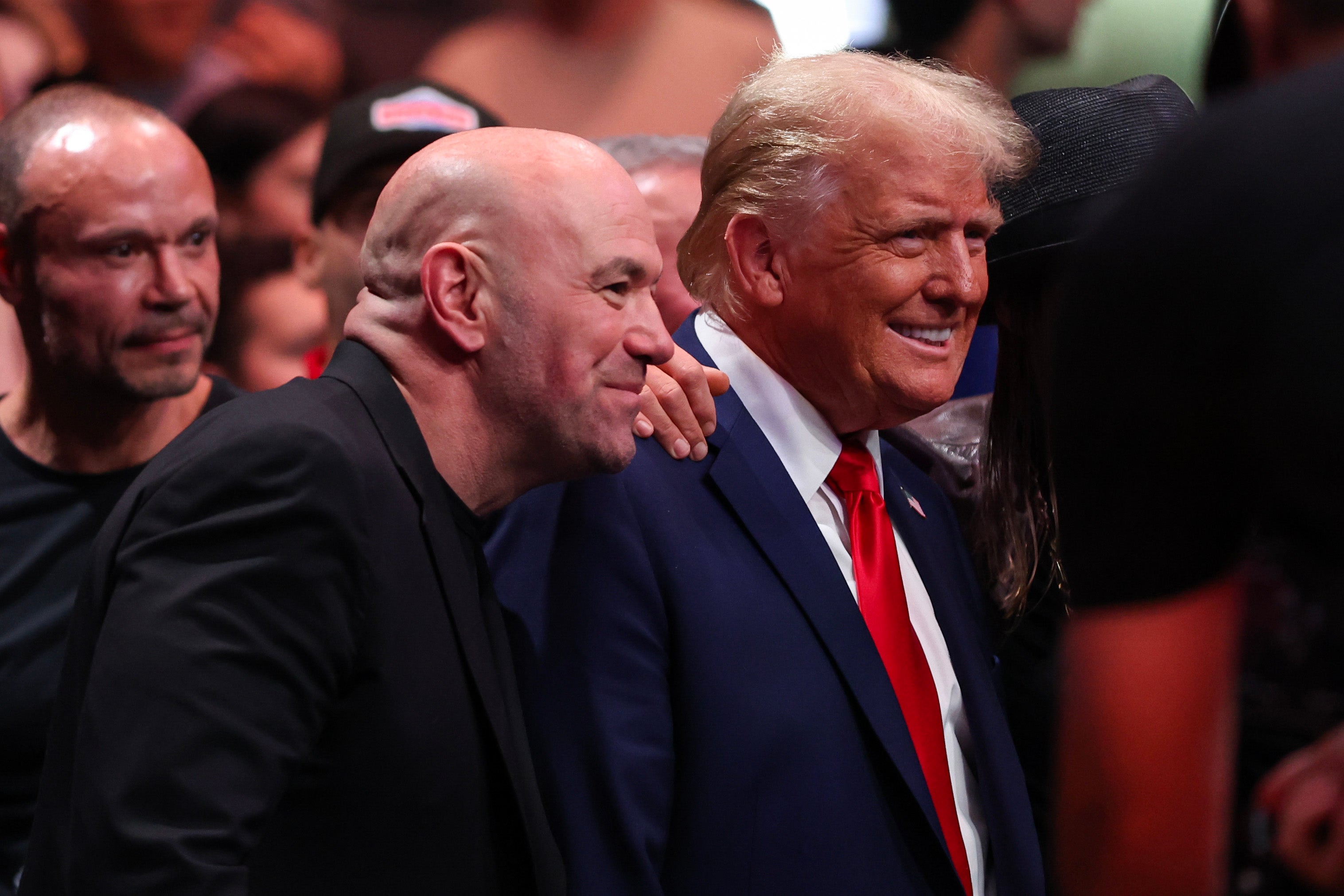 Los vínculos de Trump con la UFC se remontan a principios de la década de 2000, cuando acordó realizar eventos en su casino Taj Mahal en Atlantic City, Nueva Jersey, desde su quiebra. El CEO de UFC, Dana White, es un aliado cercano de Trump