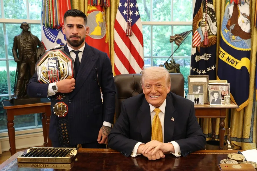 WASHINGTON, DC – 6 DE MAYO: El presidente Donald Trump posa para una fotografía en la Oficina Oval con la campeona de peso ligero de UFC Ilia Topuria en la Casa Blanca el 6 de mayo de 2026 en Washington, DC. (Foto de Scott Taetsch/Zuffa LLC)